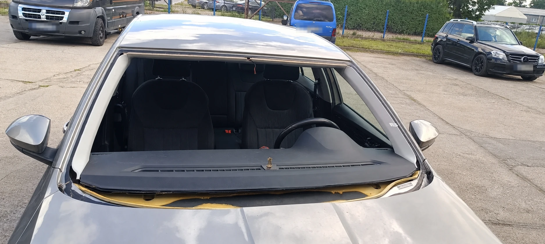 Škoda Octavia po wycięciu starej szyby czołowej